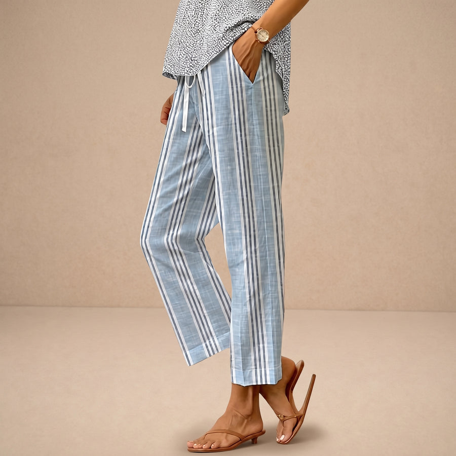 Pantalones casuales diarios de la marca Warszawska Elegancja, estilo cómodo y moderno en color neutro, en un fondo blanco.