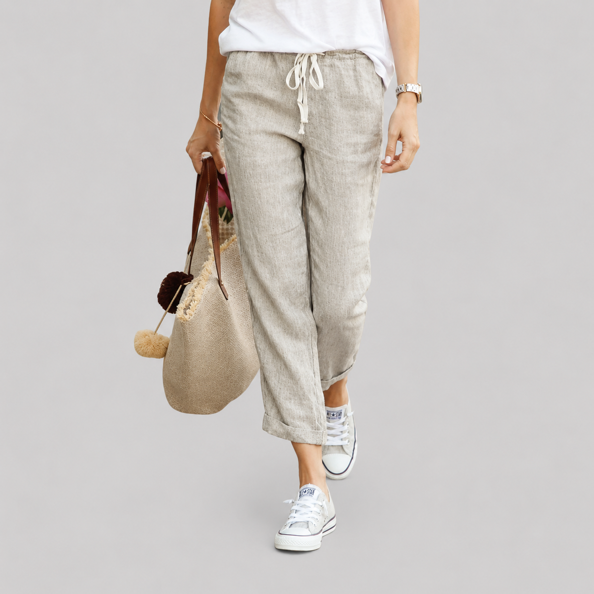 Pantalones casual Alvie de Warszawska Elegancja en color gris, con corte recto y bolsillos laterales, en un fondo neutro
