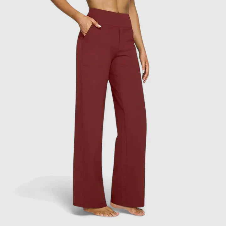 Pantalones cómodos Jasmynne de Warszawska Elegancja, en color neutro, con corte recto y tela suave visible en la imagen.