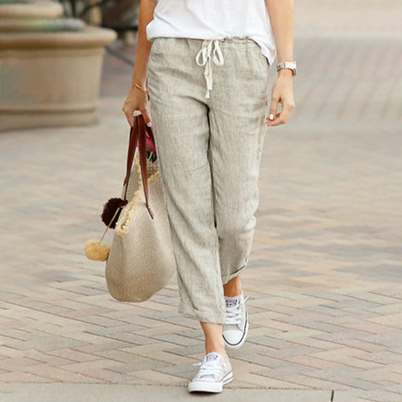 Pantalones casual Alvie de Warszawska Elegancja en color neutro, con corte recto y cinturilla elástica, en un fondo neutro.