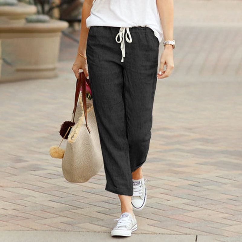 Pantalones casual Alvie de Warszawska Elegancja, color gris, con cinturilla y bolsillos, vista frontal sobre fondo neutro.