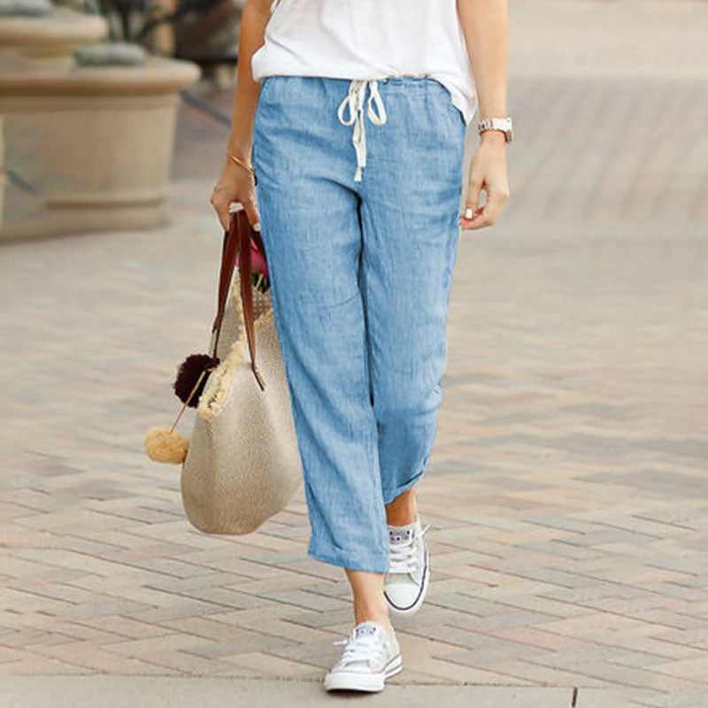 Pantalones casual Alvie de Warszawska Elegancja, en color gris, con cintura ajustable y bolsillos frontales.