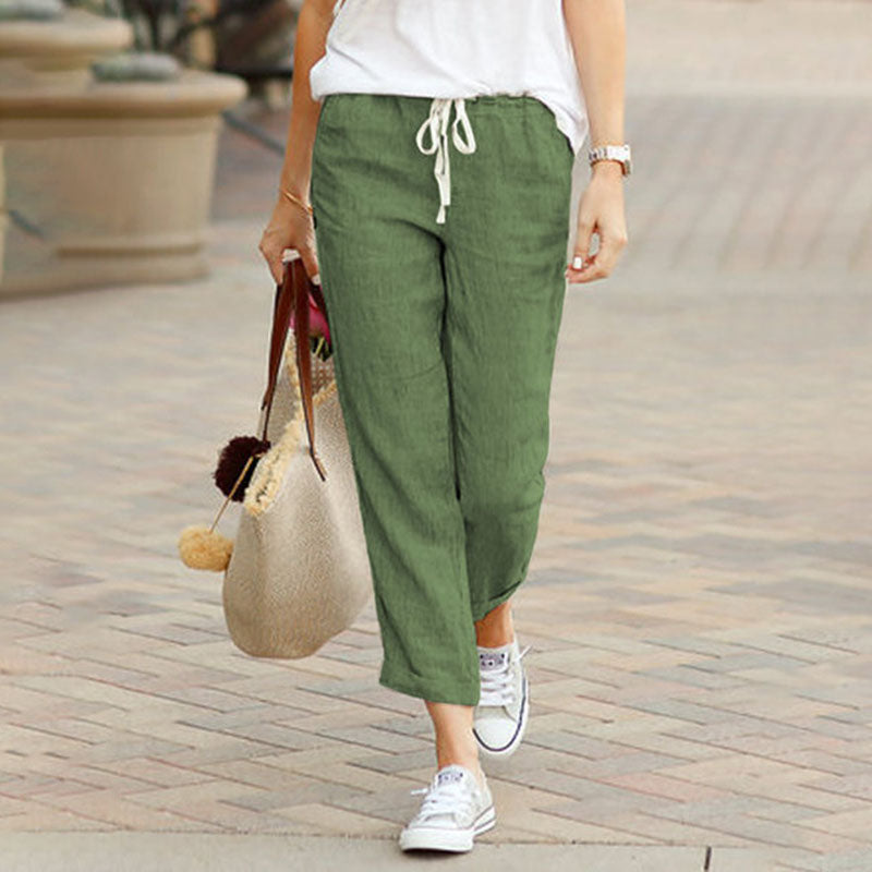 Pantalones casual Alvie de Warszawska Elegancja, pantalón beige con bolsillos y corte cómodo, vista frontal.