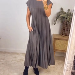 Vestido Aleksandra de Warszawska Elegancja, diseño clásico y cómodo, con tela suave y corte elegante en color neutro.