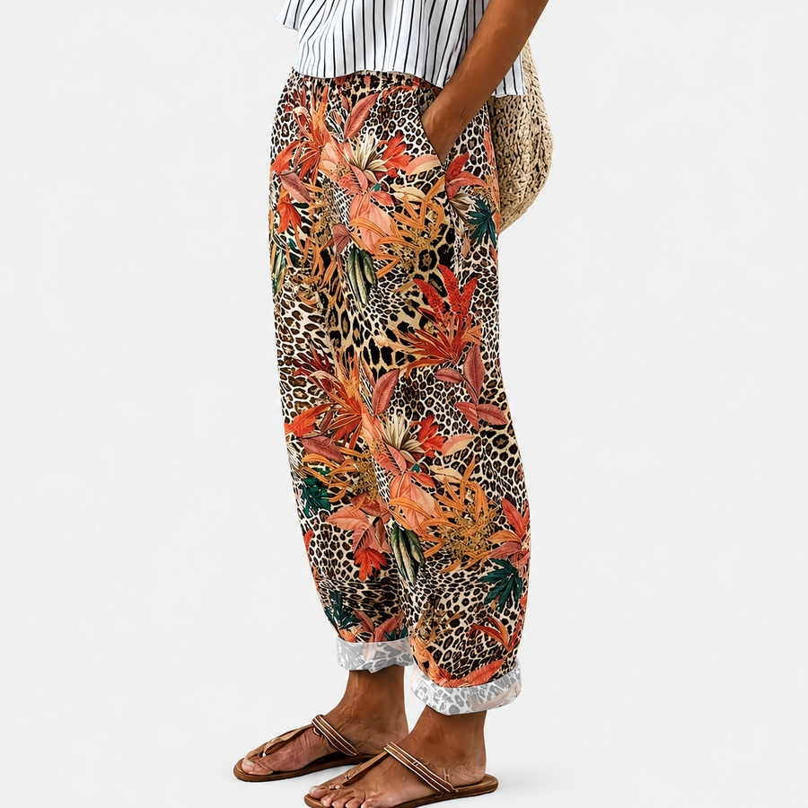 Pantalones Comfort Wild Garden de Warszawska Elegancja, con estampado floral y diseño cómodo para mujer.