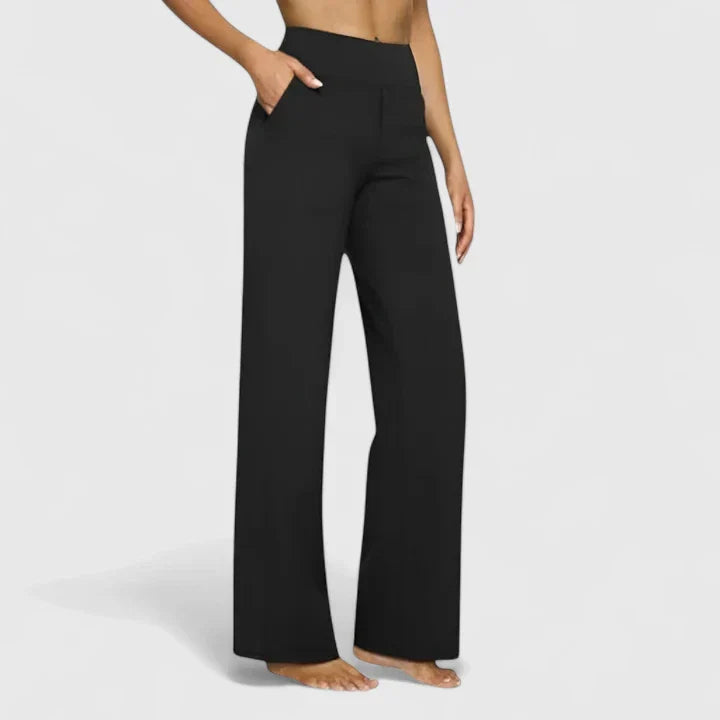 Pantalones cómodos Jasmynne de Warszawska Elegancja, en color neutro, con corte recto y tejido suave, en un fondo blanco.