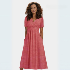 Vestido elegante Adéla de Warszawska Elegancja, ajustado y con diseño sofisticado, en color y estilo visible en la imagen.