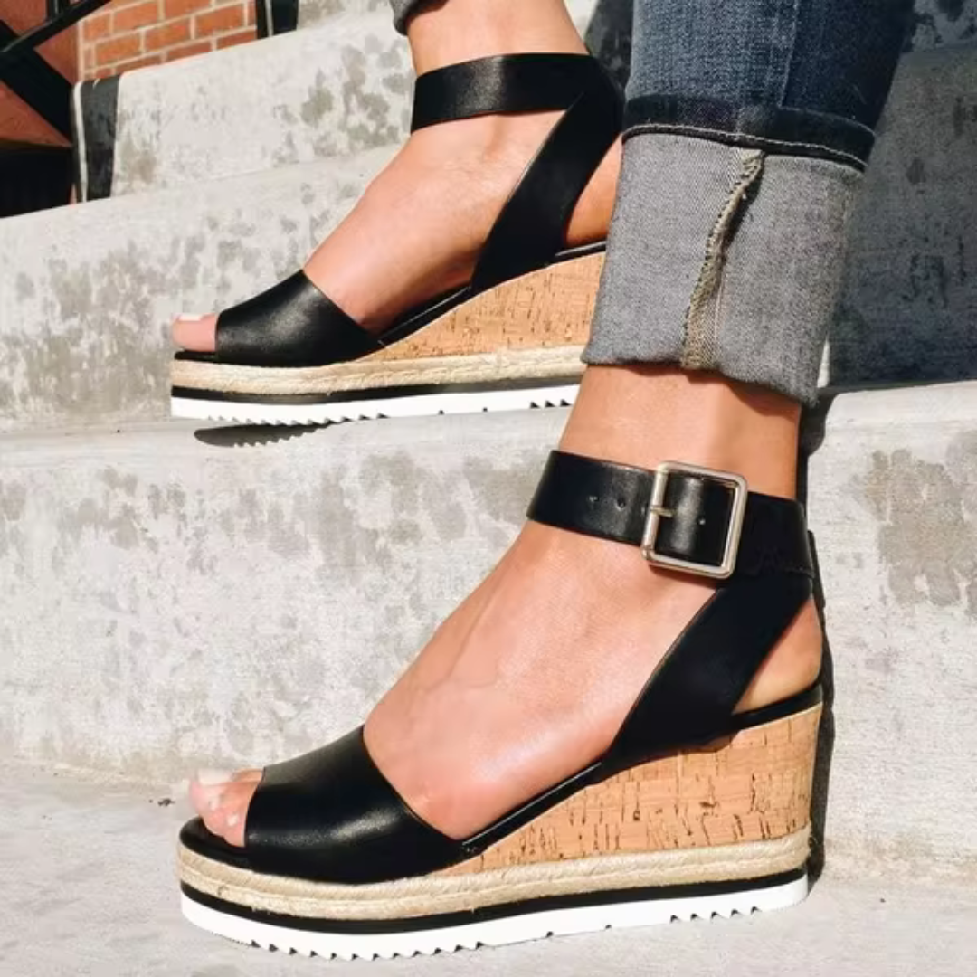 Sandalias elegantes Cassandra de Warszawska Elegancja con plataforma de tacón, en color negro, perfectas para ocasiones formales.
