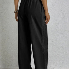 Pantalones relajados Shania de Warszawska Elegancja con botones, estilo casual y cómodo para looks modernos.