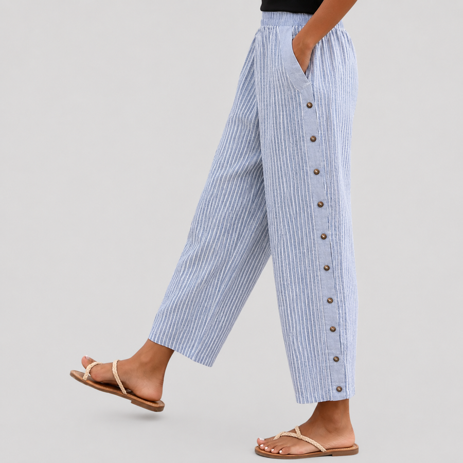 Pantalones con rayas y botones de la marca Warszawska Elegancja, diseño elegante y moderno en tonos neutros.