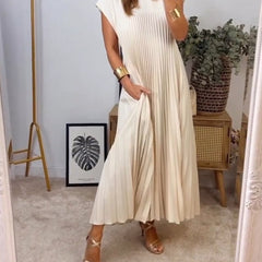 Vestido Aleksandra de Warszawska Elegancja, con corte clásico y cómodo, en color neutro, mostrado en una modelo.