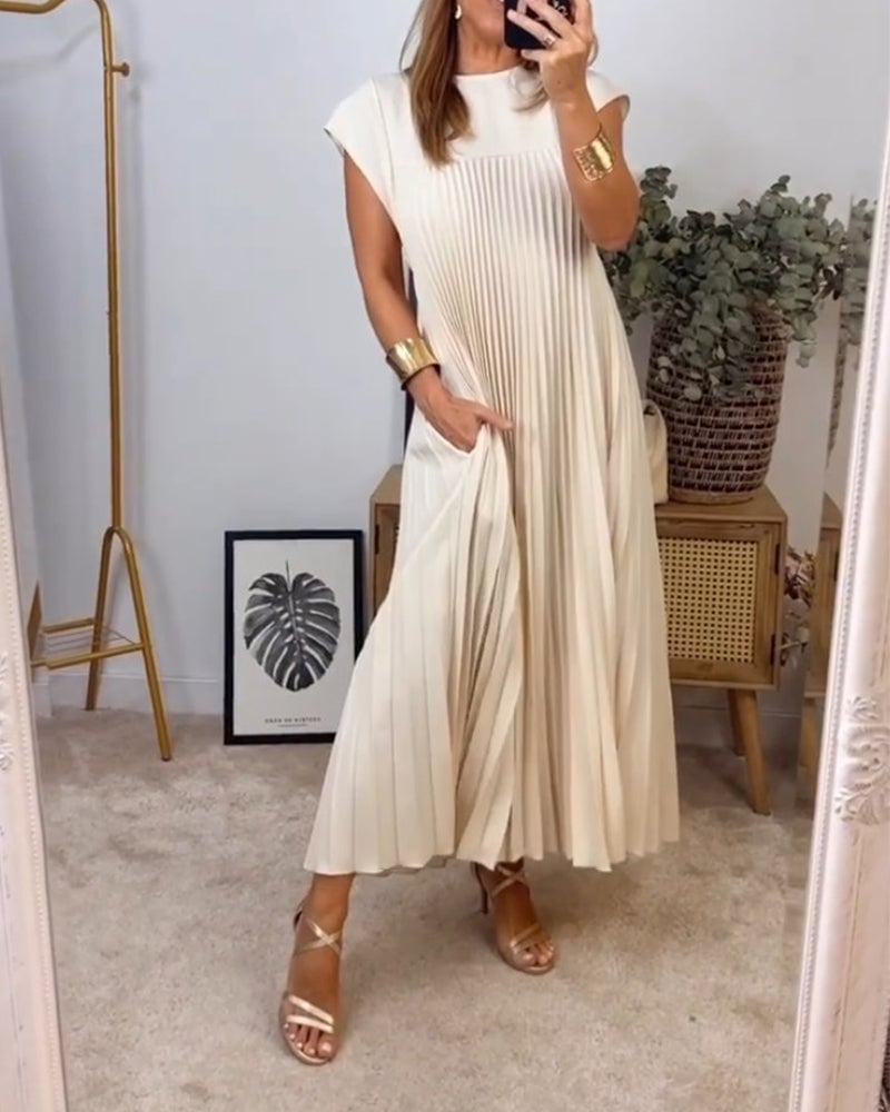 Vestido Aleksandra de Warszawska Elegancja, con corte clásico y cómodo, en color neutro, mostrado en una modelo.