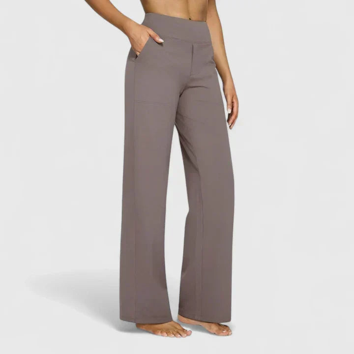 Pantalones cómodos Jasmynne de Warszawska Elegancja, estilo elegante y casual, en color neutro, vista frontal en la imagen.