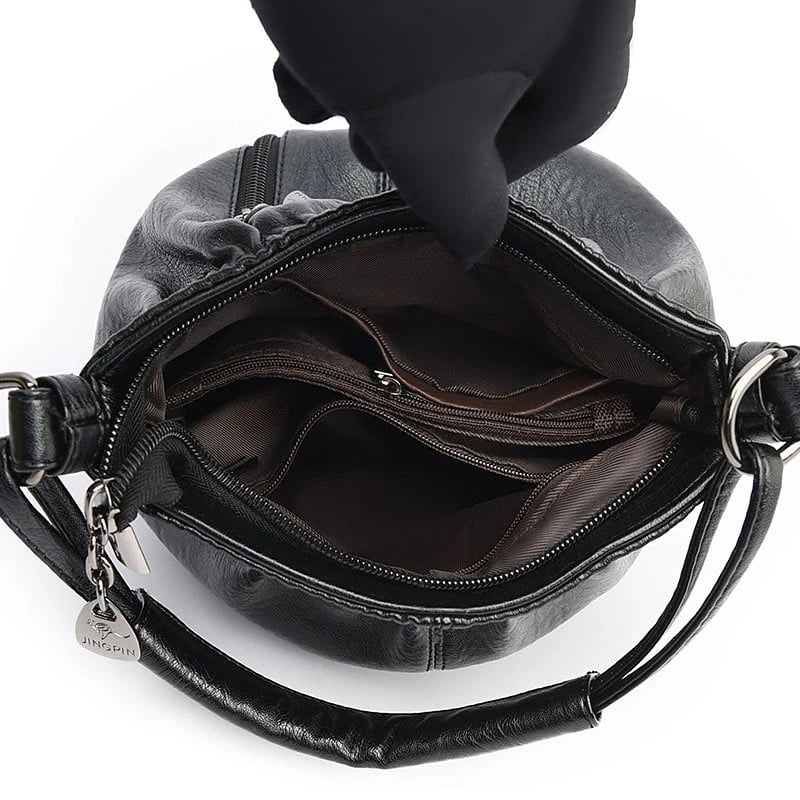 Bolsa moderna Katarzyna de Warszawska Elegancja con múltiples capas y diseño contemporáneo, vista frontal sobre fondo neutro.