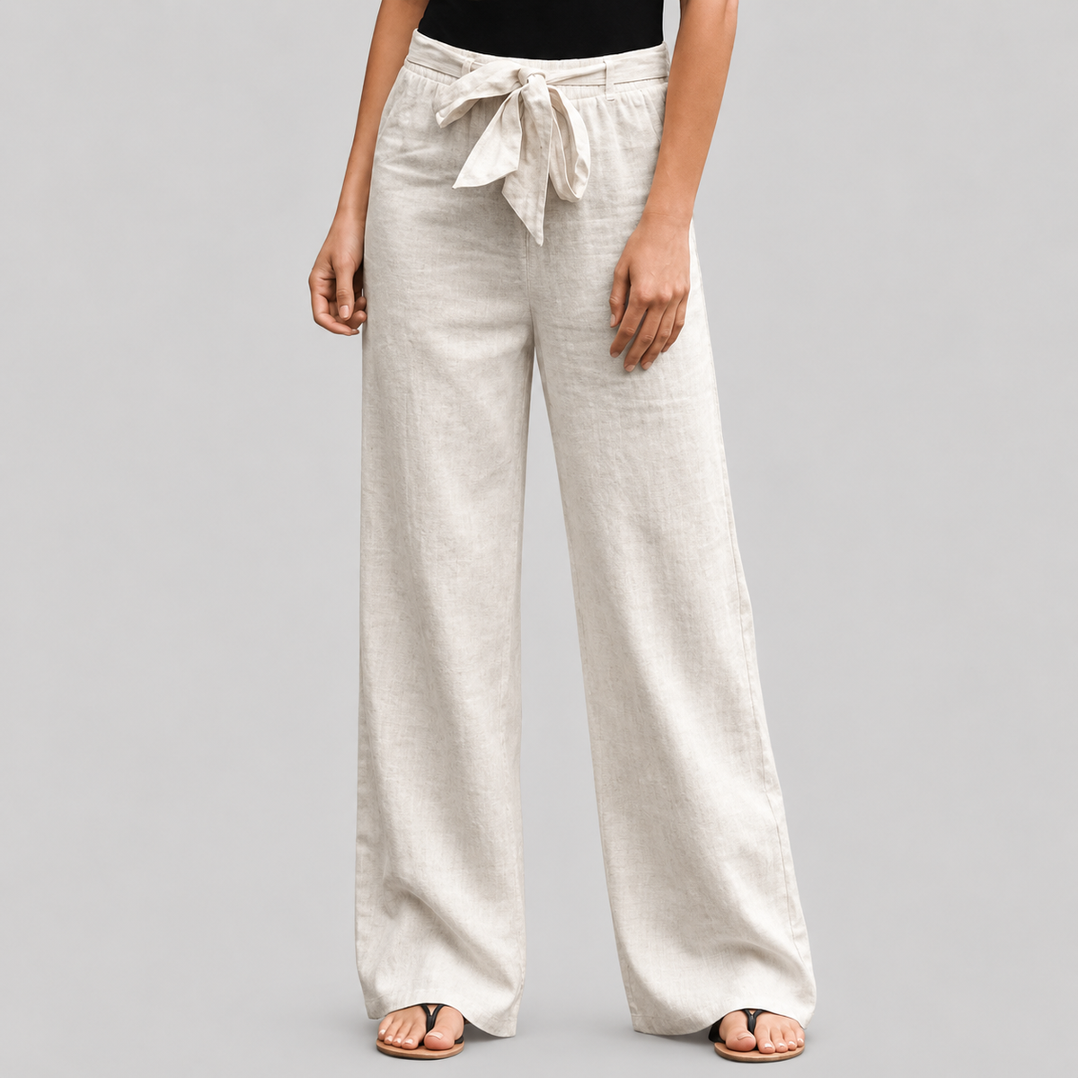 Pantalones relajados para mujer Joleen de Warszawska Elegancja con cinturilla elástica y lazo, en color neutro.