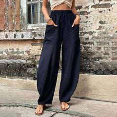Pantalones sueltos Vanna de Warszawska Elegancja en tela suave, con corte cómodo y estilo moderno, en color neutro.
