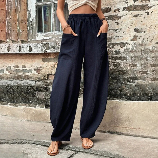 Pantalones sueltos Vanna de Warszawska Elegancja en tela suave, con corte cómodo y estilo moderno, en color neutro.
