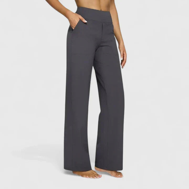 Pantalones cómodos Jasmynne de Warszawska Elegancja, en color neutro, con corte elegante y tela suave, vista frontal.