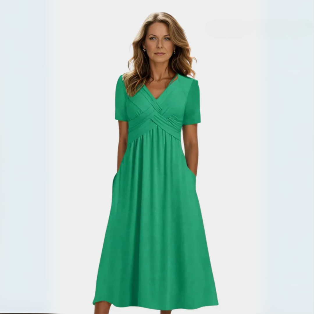 Vestido elegante Adéla de Warszawska Elegancja, en color suave, muestra su corte ajustado y detalles sofisticados.