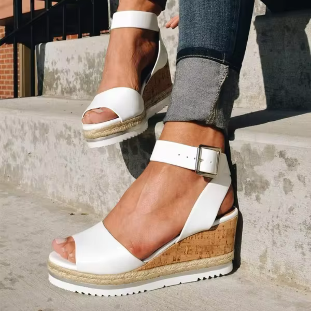 Sandalias elegantes Cassandra de Warszawska Elegancja con plataforma en color neutro y cinturilla ajustable.