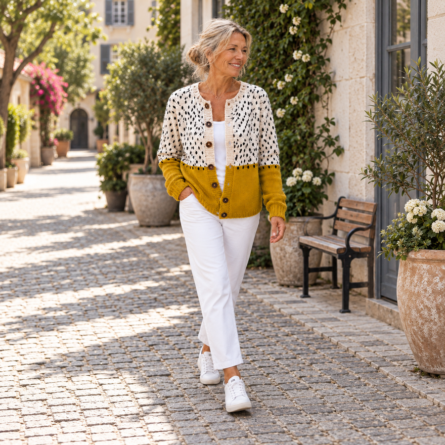 Cardigan vintage Junella™ de Warszawska Elegancja, estilo elegante con cuello y botones, en tonos neutros, tejido suave y cómodo.