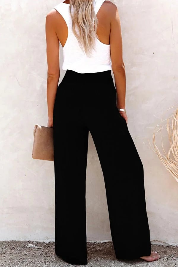 Pantalones relax de la marca Warszawska Elegancja con cintura alta, en color neutro, en un fondo blanco.