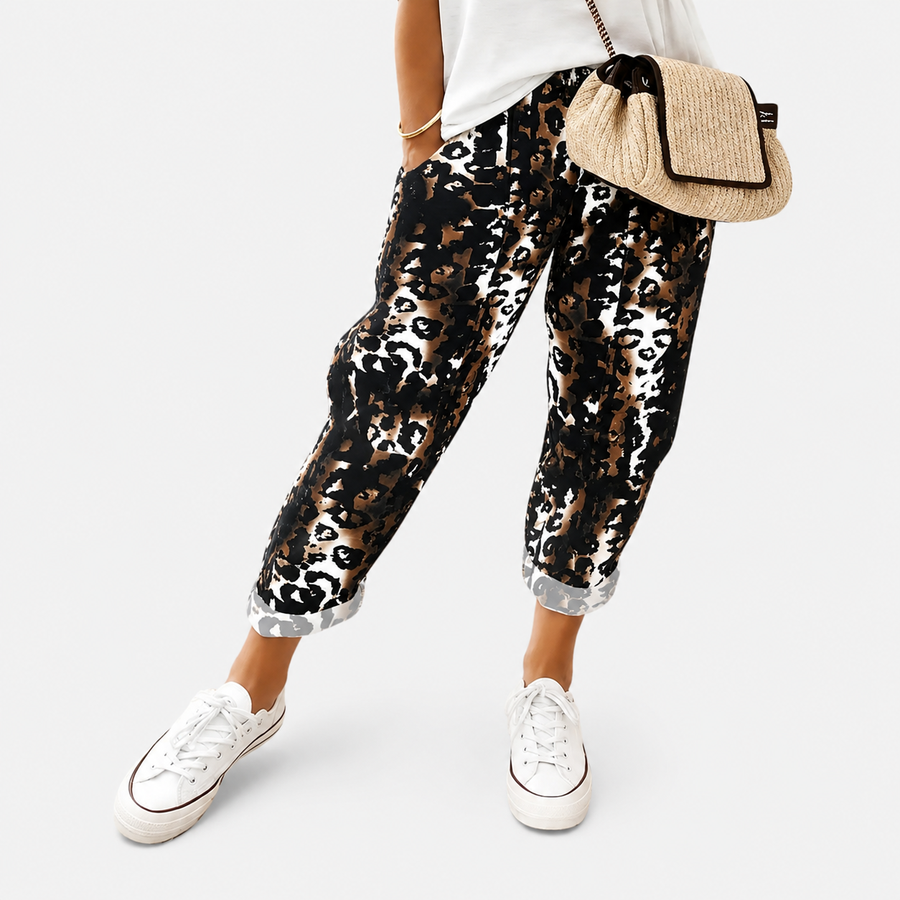 Pantalones Urban Wild Comfort de Warszawska Elegancja, vista frontal mostrando el diseño y tela cómoda en color neutro.