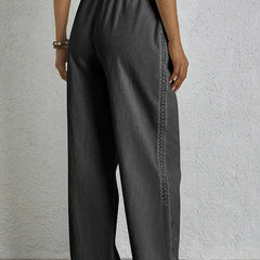 Pantalones relajados Shania de Warszawska Elegancja con botones, estilo casual y cómodo para mujer, en color oscuro.