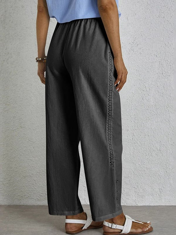 Pantalones relajados Shania de Warszawska Elegancja con botones, estilo casual y cómodo para mujer, en color oscuro.