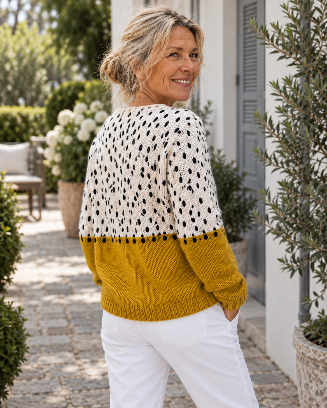 Cardigan vintage Junella™ de Warszawska Elegancja con diseño elegante y detalles en tejido suave, en tonos neutrales.