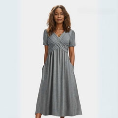 Vestido elegante Adéla de Warszawska Elegancja, en color suave, con corte ajustado y detalles sofisticados.