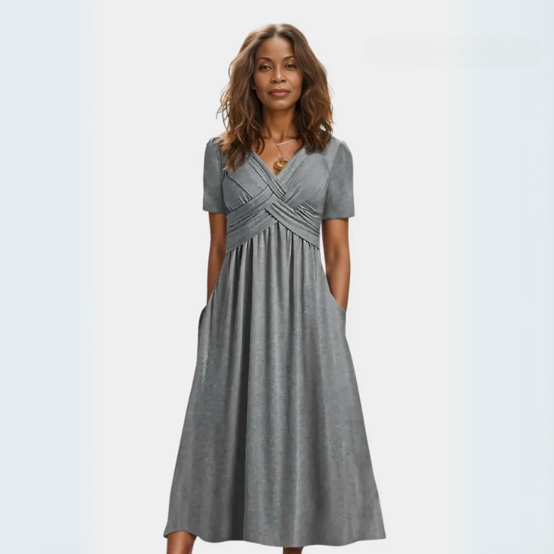 Vestido elegante Adéla de Warszawska Elegancja, en color suave, con corte ajustado y detalles sofisticados.