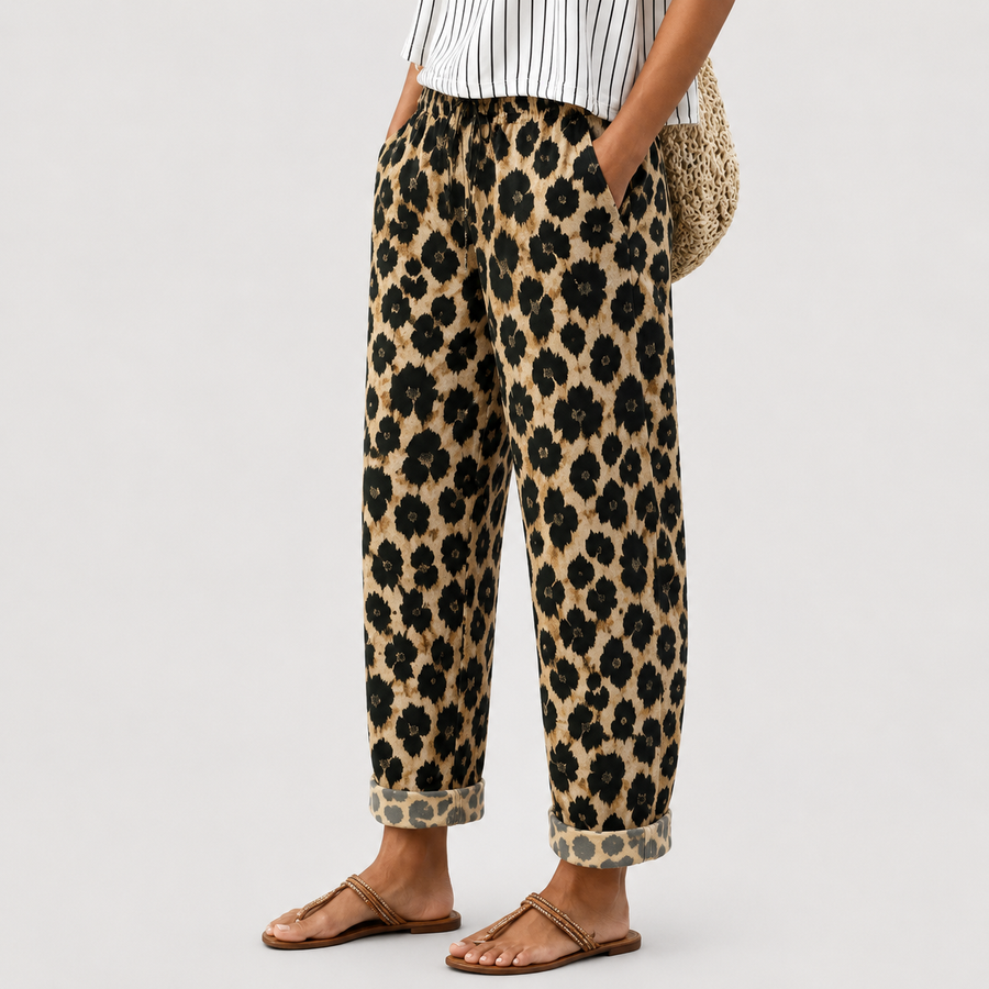 Pantalones relajados Savannah de Warszawska Elegancja en color neutro, con corte cómodo y estilo casual, en vista frontal.