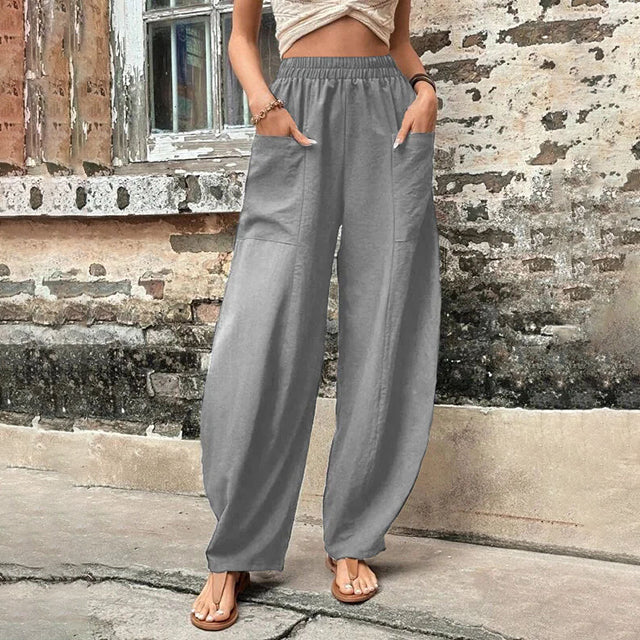 Pantalones sueltos Vanna de Warszawska Elegancja en tela ligera y color neutro, vista frontal sobre fondo blanco