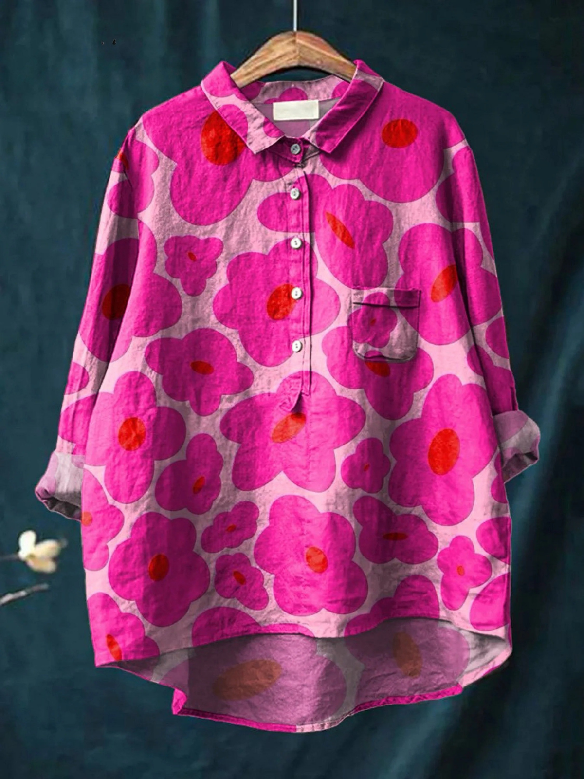 Camisa casual Mia de Kwiatowa Warszawska Elegancja, con estampado floral y cuello clásico, en tela ligera y cómoda.