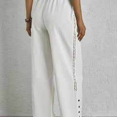 Pantalones relax con botones de la marca Warszawska Elegancja, estilo casual y cómodo, en color neutro, vista frontal.