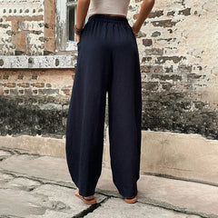 Pantalones sueltos Vanna de Warszawska Elegancja en color beige, con cintura ajustada y corte cómodo para un estilo casual elegante.