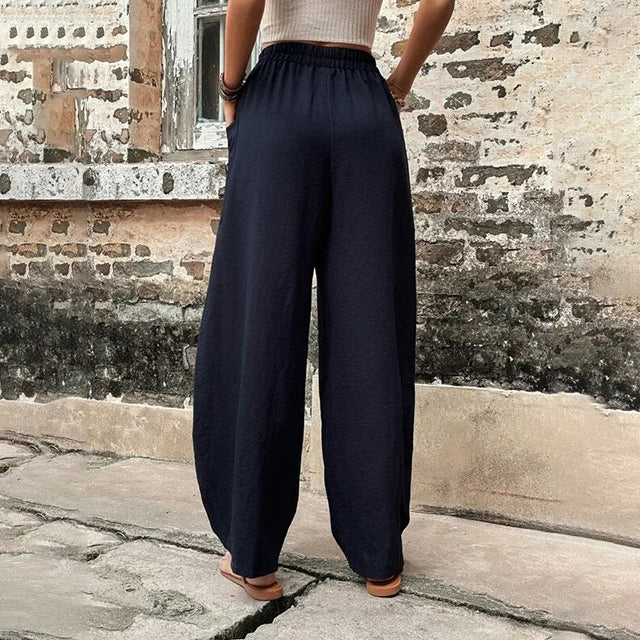 Pantalones sueltos Vanna de Warszawska Elegancja en color beige, con cintura ajustada y corte cómodo para un estilo casual elegante.