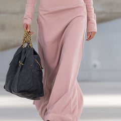 Vestido maxi Kalina de Warszawska Elegancja con diseño largo y fluido en tela ligera y elegante.