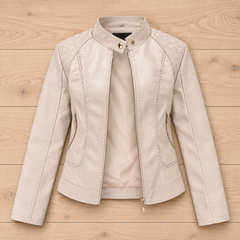 Chaqueta de cuero beige para mujer de Warszawska Elegancja, estilo motero con acolchado y diseño elegante, vista plana.
