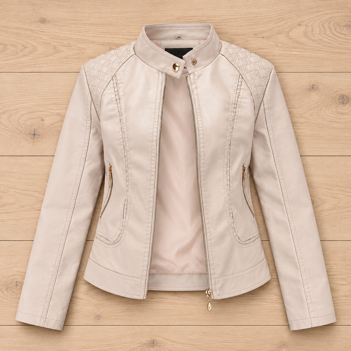 Chaqueta de cuero beige para mujer de Warszawska Elegancja, estilo motero con acolchado y diseño elegante, vista plana.