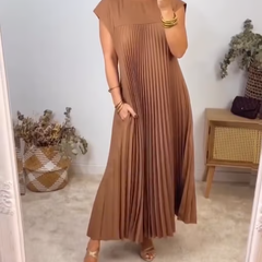 Vestido Aleksandra de Warszawska Elegancja, con estilo clásico y comodidad, en color marrón y diseño elegante.