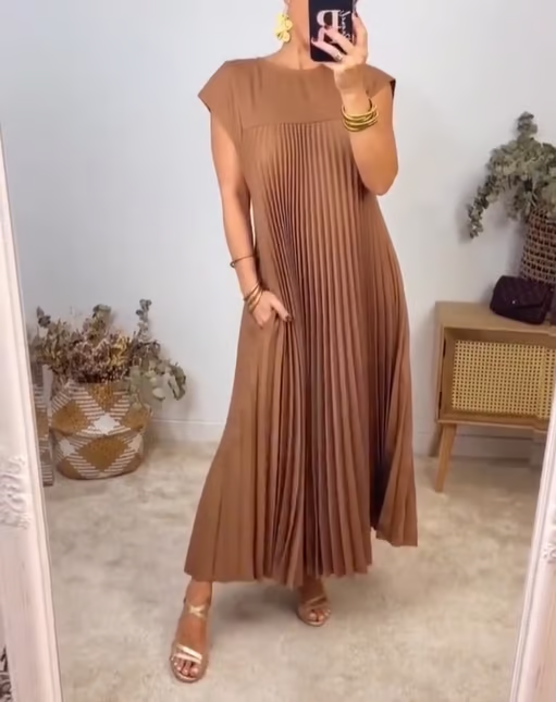 Vestido Aleksandra de Warszawska Elegancja, con estilo clásico y comodidad, en color marrón y diseño elegante.