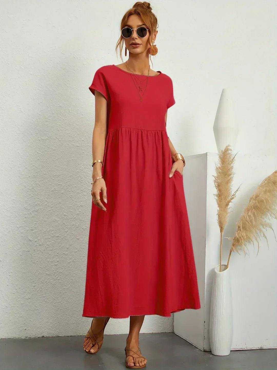 Vestido Irena de Warszawska Elegancja, diseño ligero y femenino, muestra la tela, el corte y detalles de la prenda en color suave