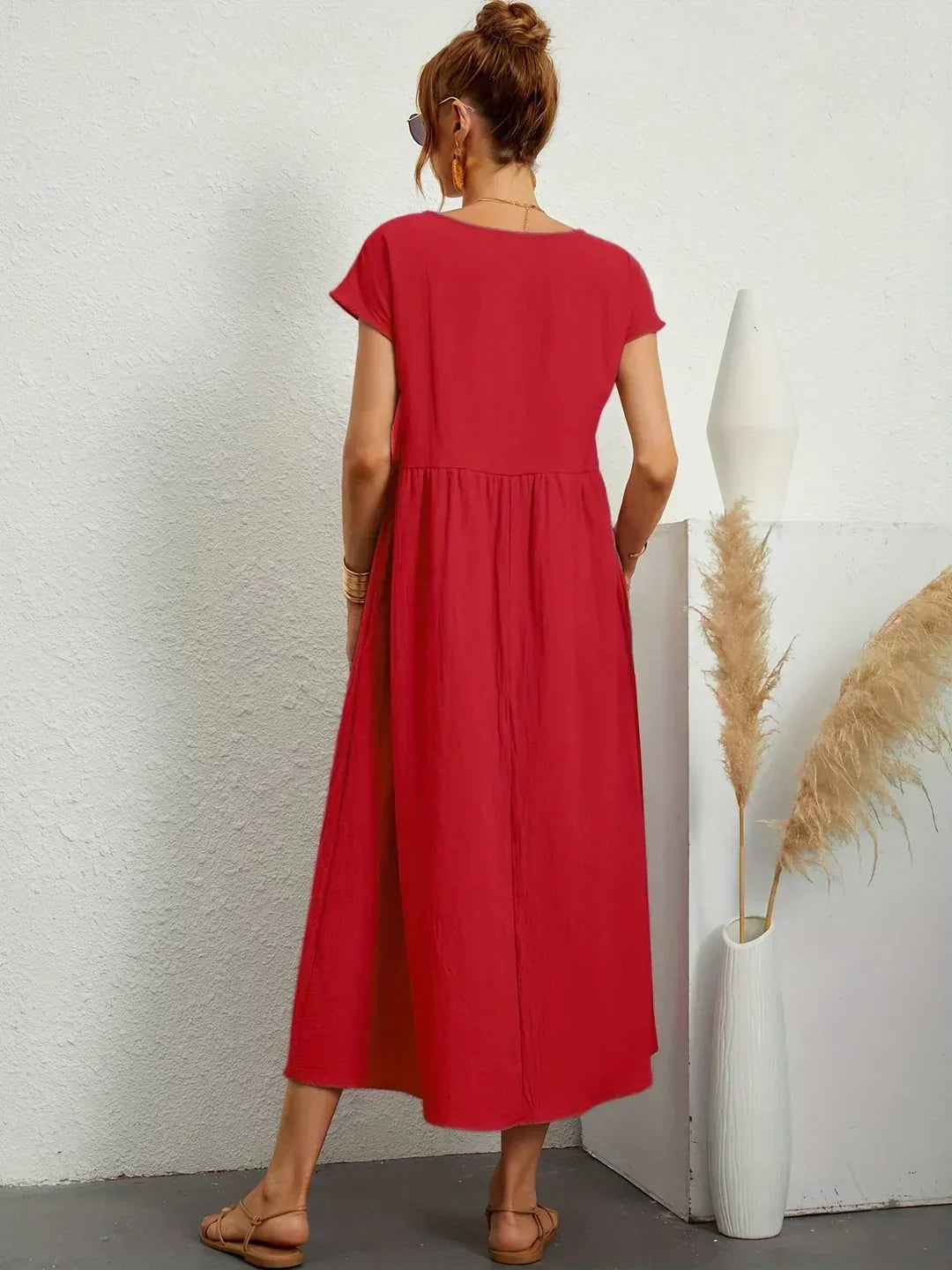 Vestido Irena de Warszawska Elegancja, ligero y femenino, con diseño elegante y detalles que resaltan la silueta femenina.