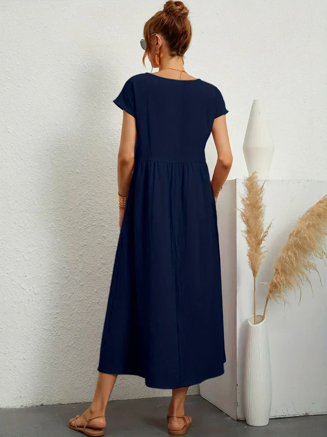 Vestido Irena de Warszawska Elegancja, vestido ligero y femenino con diseño elegante y estilo sofisticado.
