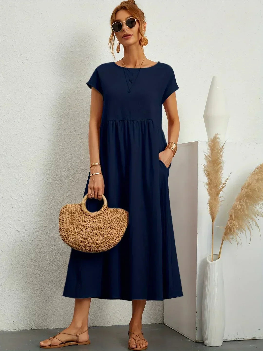 Vestido Irena de Warszawska Elegancja, estilo ligero y femenino, con detalles elegantes y corte favorecedor en color neutro.