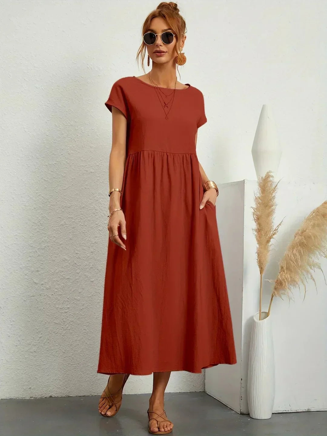 Vestido Irena de Warszawska Elegancja, ropa ligera y femenina, con detalles elegantes y corte favorecedor, mostrado en la imagen.