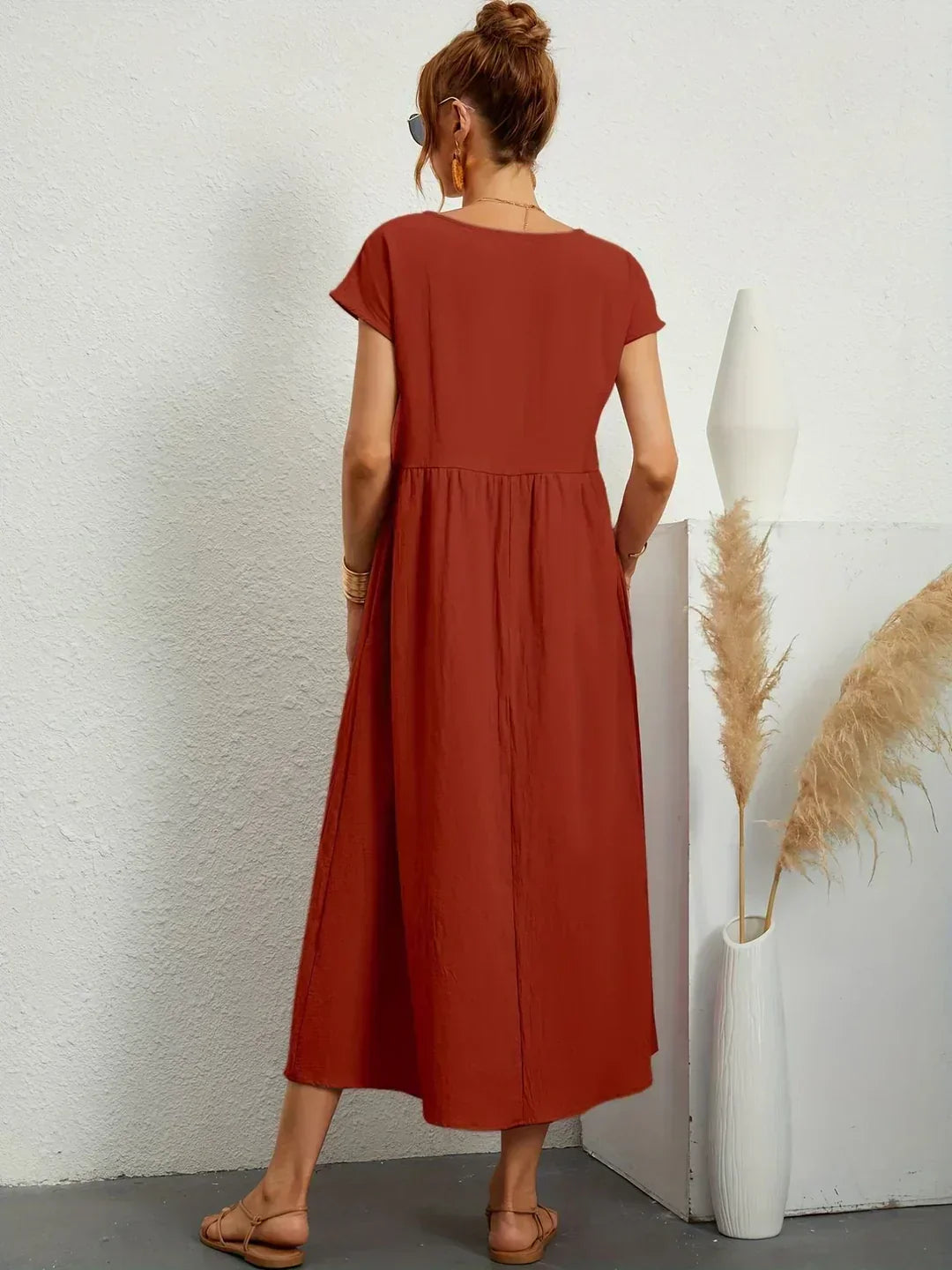 Vestido Irena de Warszawska Elegancja, con diseño femenino y ligero, mostrando la tela y el corte en una imagen clara.
