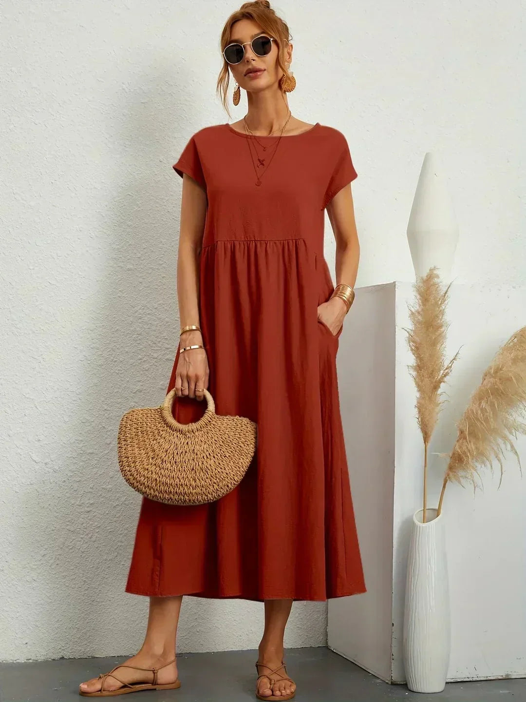 Vestido Irena de Warszawska Elegancja, ligero y femenino, con diseño elegante y cómodo para lucir con estilo.